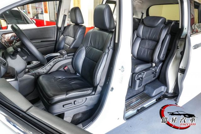 懸吊穩定、長途乘坐不疲累，天窗、雙邊電動滑門、盲點偵測、360度環景，APEX版  第8張相片