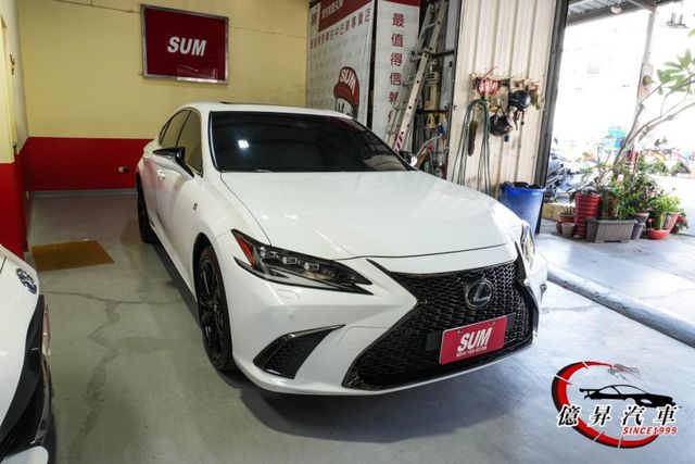 僅跑1.4萬公里，F-SPORT專屬運動版本，運動風格與極致舒適完美融合，現省落地價差  第2張相片