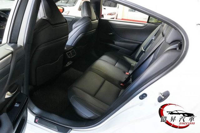 僅跑1.4萬公里，F-SPORT專屬運動版本，運動風格與極致舒適完美融合，現省落地價差  第11張相片