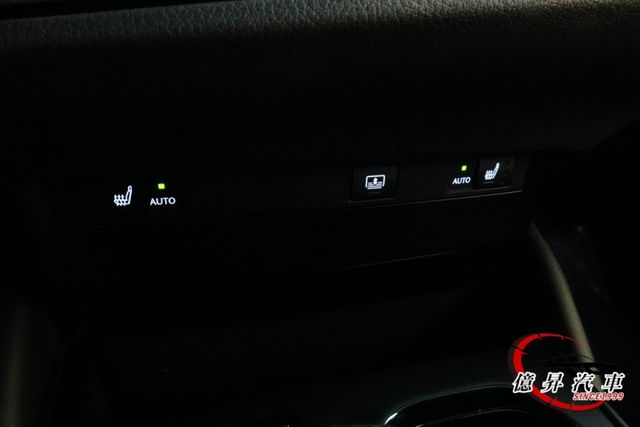 僅跑1.4萬公里，F-SPORT專屬運動版本，運動風格與極致舒適完美融合，現省落地價差  第16張相片