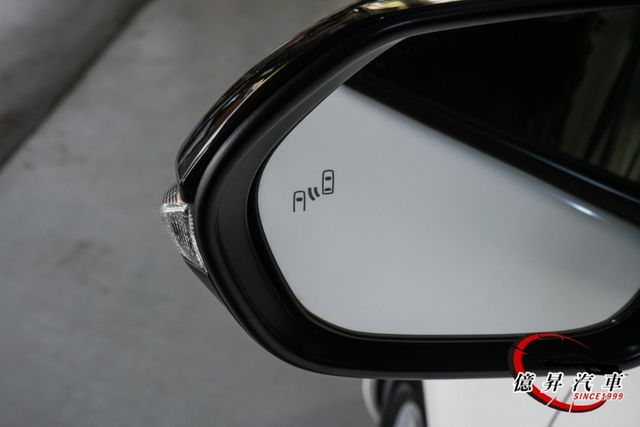 低里程，I-KEY、恆溫、盲點偵測，5人座豪華+，空間變化靈活，自用、載貨都好用  第7張相片