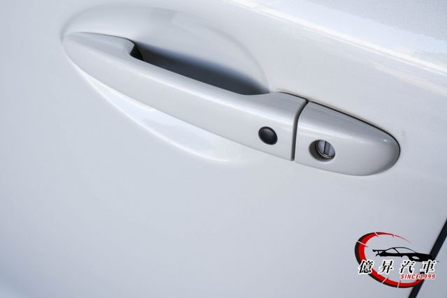 頂級型，盲點偵測、電動尾門、車道偏移警示，日本原裝進口，妥善率優良  第7張相片