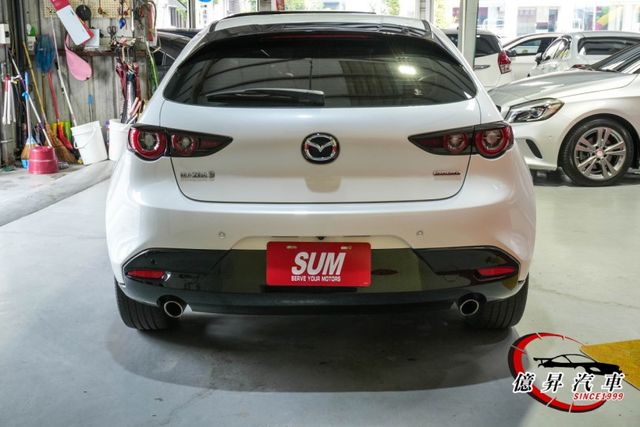 僅跑3.9萬公里， 20S Carbon Edition，ACC跟車、盲點偵測、倒車顯影  第4張相片