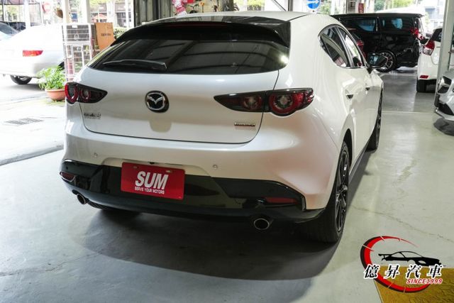 僅跑3.9萬公里， 20S Carbon Edition，ACC跟車、盲點偵測、倒車顯影  第6張相片