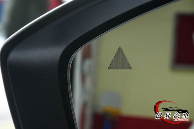 僅跑3.9萬公里， 20S Carbon Edition，ACC跟車、盲點偵測、倒車顯影  第7張相片