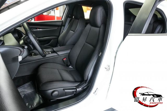 僅跑3.9萬公里， 20S Carbon Edition，ACC跟車、盲點偵測、倒車顯影  第8張相片