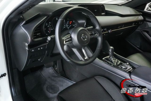 僅跑3.9萬公里， 20S Carbon Edition，ACC跟車、盲點偵測、倒車顯影  第10張相片