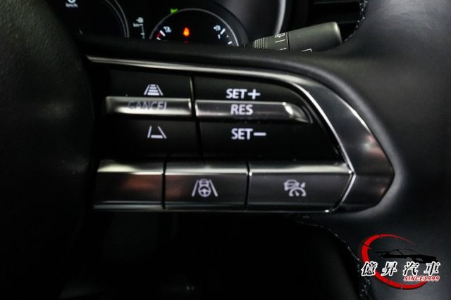 僅跑3.9萬公里， 20S Carbon Edition，ACC跟車、盲點偵測、倒車顯影  第11張相片