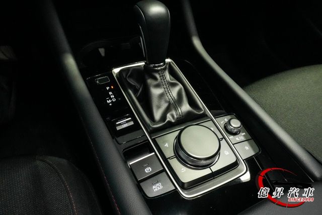 僅跑3.9萬公里， 20S Carbon Edition，ACC跟車、盲點偵測、倒車顯影  第13張相片