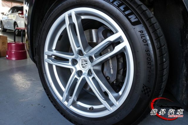 低里程，小改款G3，全景天窗、360環景、金屬火山灰、14向電動椅，選配30萬  第7張相片