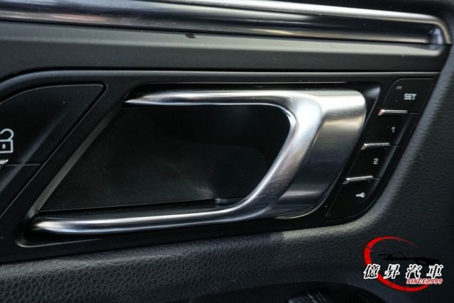 低里程，小改款G3，全景天窗、360環景、金屬火山灰、14向電動椅，選配30萬  第14張相片