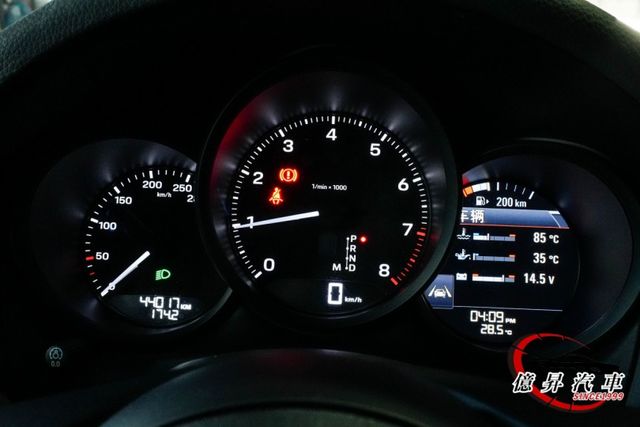 低里程，小改款G3，全景天窗、360環景、金屬火山灰、14向電動椅，選配30萬  第20張相片