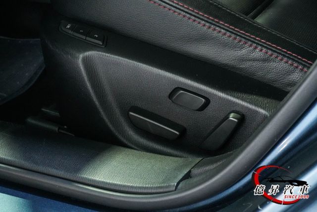 雙區恆溫、駕駛座電動/記憶座椅、車道變換輔助系統，日系旗艦房車，輕鬆入手  第12張相片