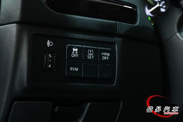 雙區恆溫、駕駛座電動/記憶座椅、車道變換輔助系統，日系旗艦房車，輕鬆入手  第13張相片