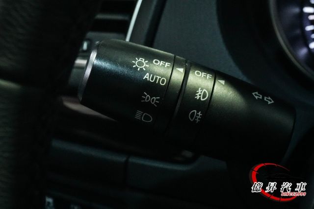 雙區恆溫、駕駛座電動/記憶座椅、車道變換輔助系統，日系旗艦房車，輕鬆入手  第14張相片