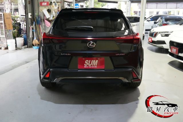 稀有F-SPORT版本，鐵枝標牌，專屬外觀空力套件、跑車化座椅、F版本方向盤  第4張相片