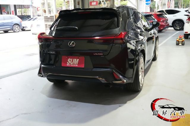 稀有F-SPORT版本，鐵枝標牌，專屬外觀空力套件、跑車化座椅、F版本方向盤  第5張相片