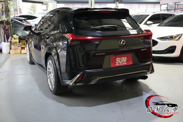 稀有F-SPORT版本，鐵枝標牌，專屬外觀空力套件、跑車化座椅、F版本方向盤  第6張相片