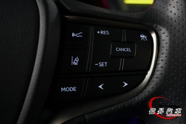 稀有F-SPORT版本，鐵枝標牌，專屬外觀空力套件、跑車化座椅、F版本方向盤  第10張相片