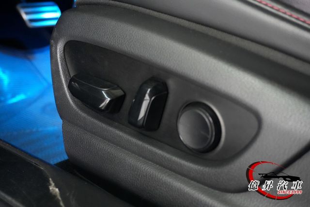 稀有F-SPORT版本，鐵枝標牌，專屬外觀空力套件、跑車化座椅、F版本方向盤  第13張相片