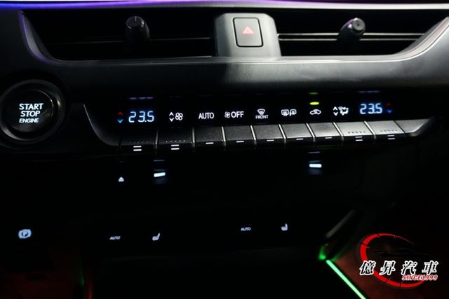 稀有F-SPORT版本，鐵枝標牌，專屬外觀空力套件、跑車化座椅、F版本方向盤  第14張相片