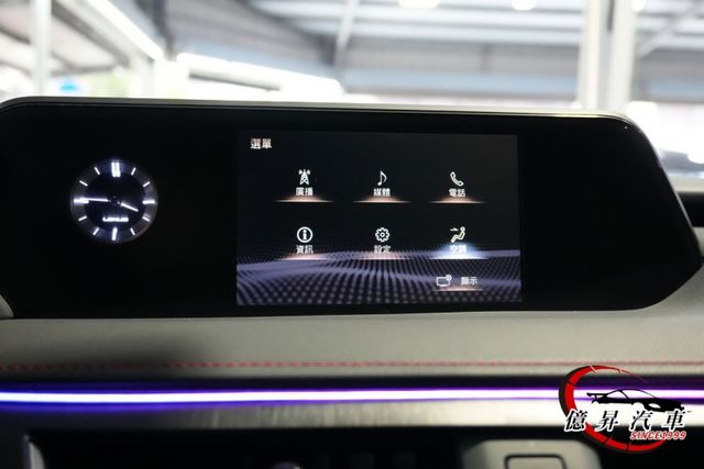 稀有F-SPORT版本，鐵枝標牌，專屬外觀空力套件、跑車化座椅、F版本方向盤  第15張相片