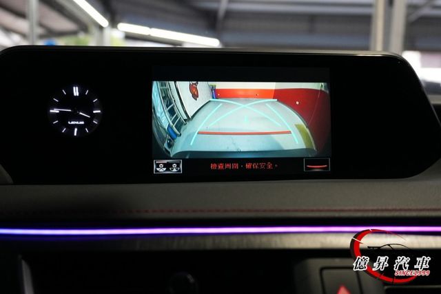 稀有F-SPORT版本，鐵枝標牌，專屬外觀空力套件、跑車化座椅、F版本方向盤  第16張相片