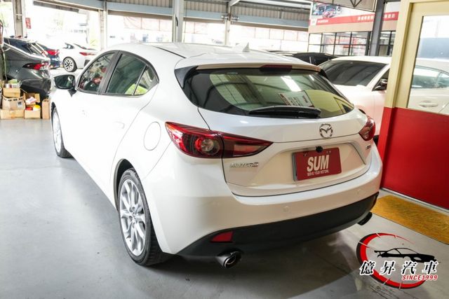 五門頂級型，外型流線動感、內裝簡約質感，油耗表現優異、養車輕鬆  第4張相片