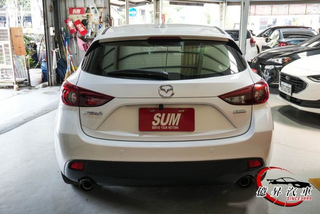 五門頂級型，外型流線動感、內裝簡約質感，油耗表現優異、養車輕鬆  第5張相片