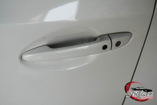 五門頂級型，外型流線動感、內裝簡約質感，油耗表現優異、養車輕鬆  第7張相片