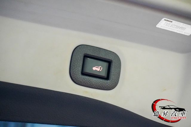 四輪驅動、全景天窗、360度環景、Keyless、電動尾門，車室空間寬敞舒適  第8張相片