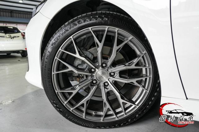 原廠保養，改裝鋁圈，日本原裝進口，電動椅、盲點偵測、ACC跟車，帥氣有型質感房車  第8張相片