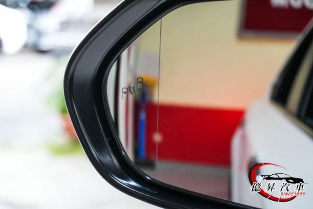 原廠保養，改裝鋁圈，日本原裝進口，電動椅、盲點偵測、ACC跟車，帥氣有型質感房車  第9張相片