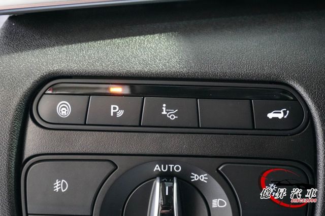 QX50風尚版，僅跑5.9萬公里，ACC跟車、360度環景、抬頭顯示器、電動尾門  第14張相片