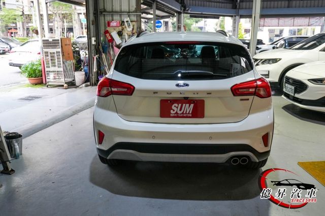 僅跑6.1萬公里，駕駛座電動椅、HUD抬頭顯示器、B&O音響、ACC跟車，大空間跨界掀背  第4張相片