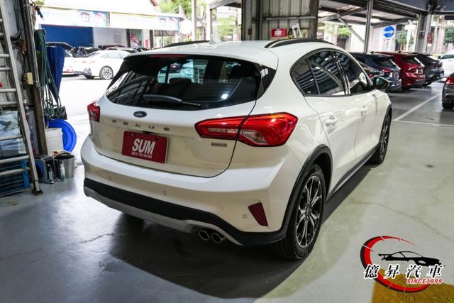 僅跑6.1萬公里，駕駛座電動椅、HUD抬頭顯示器、B&O音響、ACC跟車，大空間跨界掀背  第6張相片