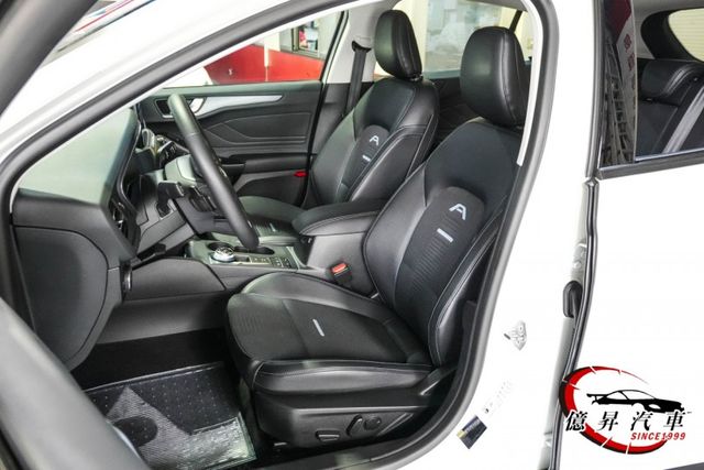 僅跑6.1萬公里，駕駛座電動椅、HUD抬頭顯示器、B&O音響、ACC跟車，大空間跨界掀背  第9張相片