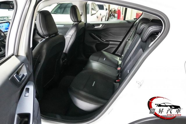 僅跑6.1萬公里，駕駛座電動椅、HUD抬頭顯示器、B&O音響、ACC跟車，大空間跨界掀背  第10張相片