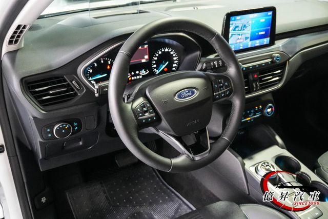 僅跑6.1萬公里，駕駛座電動椅、HUD抬頭顯示器、B&O音響、ACC跟車，大空間跨界掀背  第11張相片