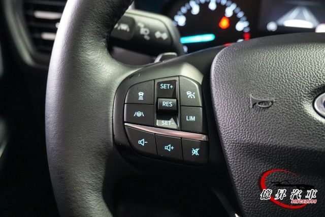 僅跑6.1萬公里，駕駛座電動椅、HUD抬頭顯示器、B&O音響、ACC跟車，大空間跨界掀背  第12張相片