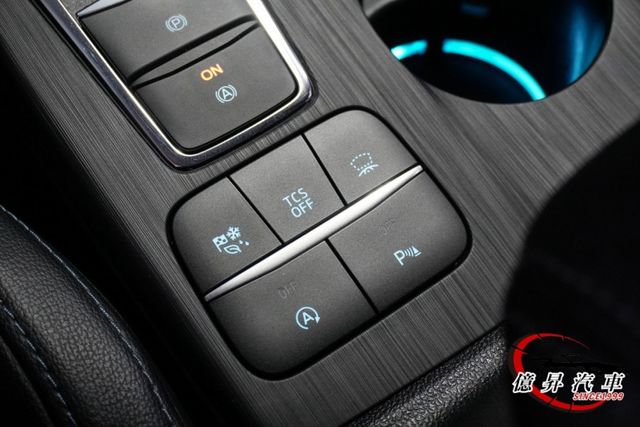 僅跑6.1萬公里，駕駛座電動椅、HUD抬頭顯示器、B&O音響、ACC跟車，大空間跨界掀背  第17張相片