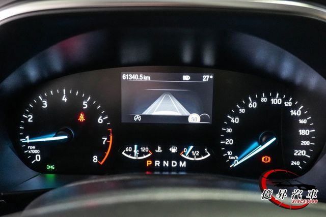 僅跑6.1萬公里，駕駛座電動椅、HUD抬頭顯示器、B&O音響、ACC跟車，大空間跨界掀背  第20張相片