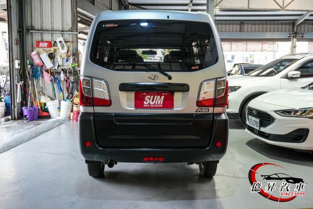 僅跑7.2萬公里，自排廂型車，定速、盲點偵測、後座出風口  第4張相片