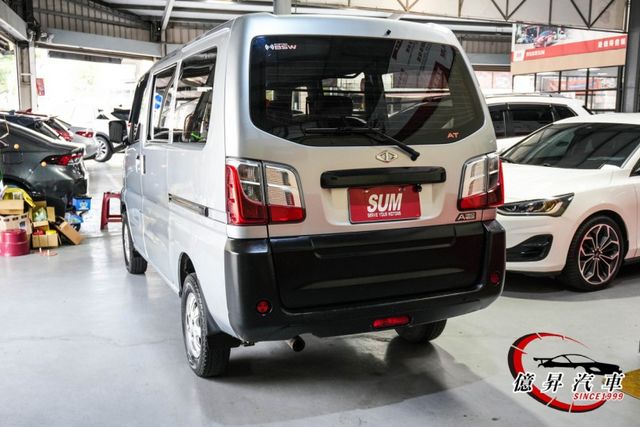 僅跑7.2萬公里，自排廂型車，定速、盲點偵測、後座出風口  第6張相片