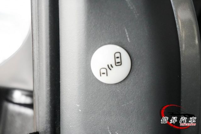 僅跑7.2萬公里，自排廂型車，定速、盲點偵測、後座出風口  第8張相片