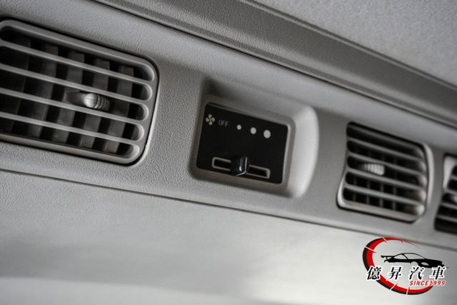 僅跑7.2萬公里，自排廂型車，定速、盲點偵測、後座出風口  第15張相片
