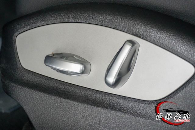 小改款，一線尾燈，選配全景天窗，Porsche跑旅，性能與舒適兼具  第16張相片