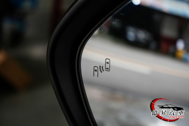 Crossover跨界版，高視野，駕駛更安心，盲點偵測、右側電滑門、車道偏離警示  第8張相片