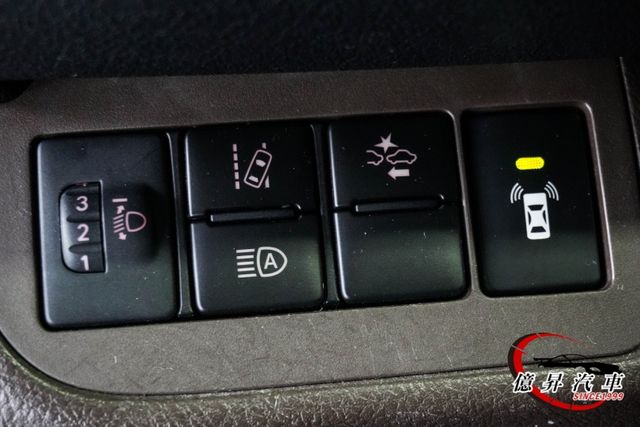 Crossover跨界版，高視野，駕駛更安心，盲點偵測、右側電滑門、車道偏離警示  第13張相片