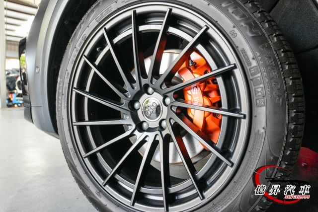 Q5 SPORTBACK，RS前後大包、消光灰貼膜、改裝鋁圈，全景天窗、360度環景、Level 2跟車  第7張相片